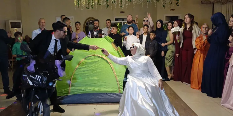 Düğün salonunu kamp alanına çevirdiler