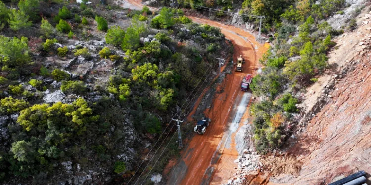 Alanya Belediyesi’nden yağmurda kapanan yollara anında müdahale