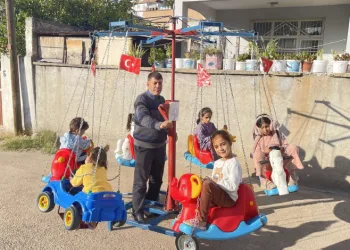 Depremzede çocuklara sokak sokak mutluluk
