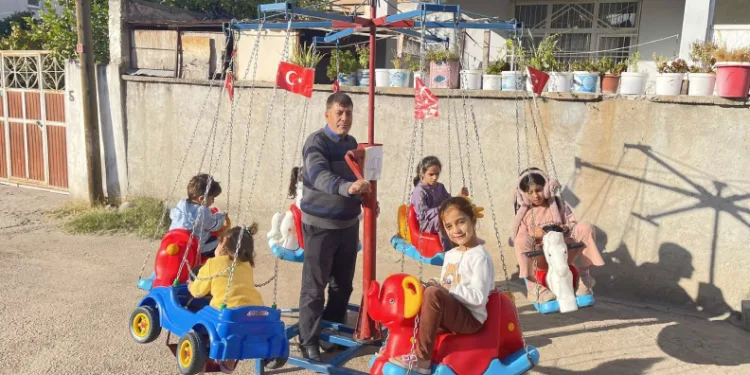 Depremzede çocuklara sokak sokak mutluluk
