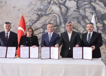 Depremzede çocuklara sokak sokak mutluluk