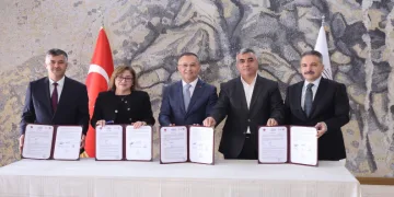 Depremzede çocuklara sokak sokak mutluluk