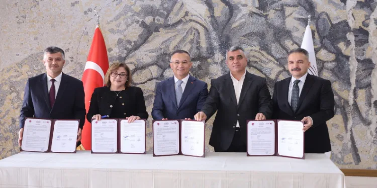 Depremzede çocuklara sokak sokak mutluluk