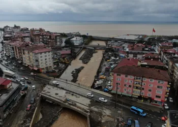 Yağış ardından derelerin getirdiği çamur