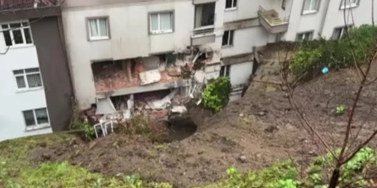 Çayeli’nde heyelanın vurduğu ev böyle görüntülendi