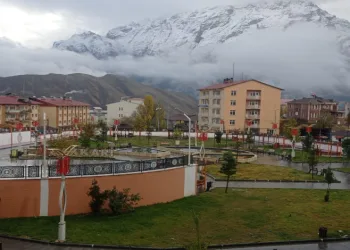 Hakkari’nin etrafını saran dağlar beyaza büründü