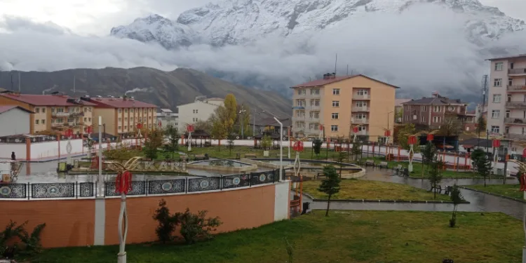 Hakkari’nin etrafını saran dağlar beyaza büründü