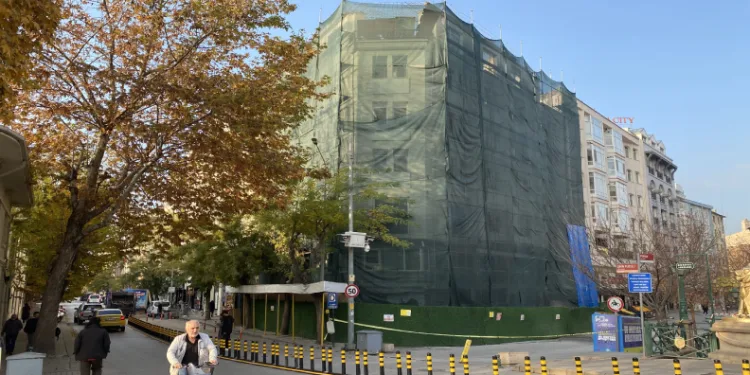 Hakkari’nin etrafını saran dağlar beyaza büründü