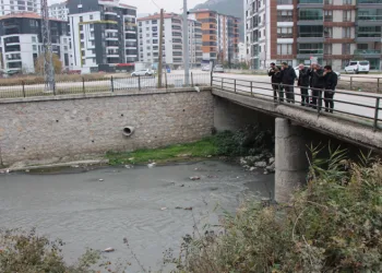 Tersakan Çayı ‘zehir’ akıyor