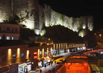Işıklarla birleşen gece güzelliği