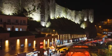 Işıklarla birleşen gece güzelliği