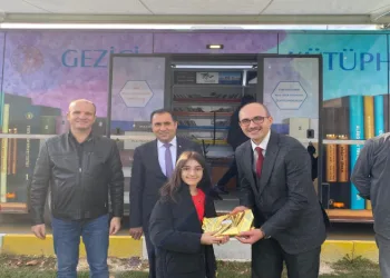 Çocuklarla bir araya gelerek, kitap armağan etti