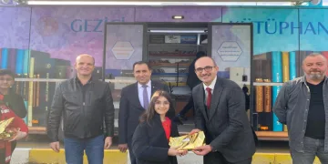 Çocuklarla bir araya gelerek, kitap armağan etti