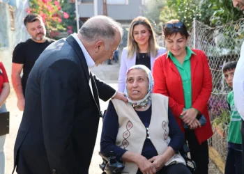 Başkan Demirçalı, akülü sandalye hediye etti