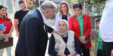 Başkan Demirçalı, akülü sandalye hediye etti
