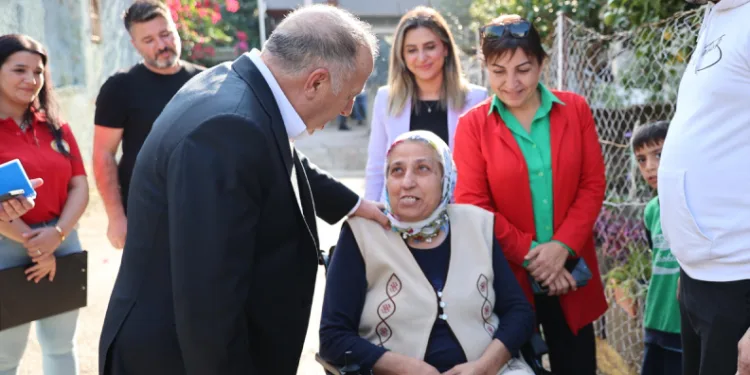 Başkan Demirçalı, akülü sandalye hediye etti