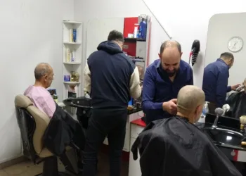 Kuaför ve berberlerden yaşlılara ücretsiz tıraş ve bakım