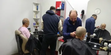 Kuaför ve berberlerden yaşlılara ücretsiz tıraş ve bakım
