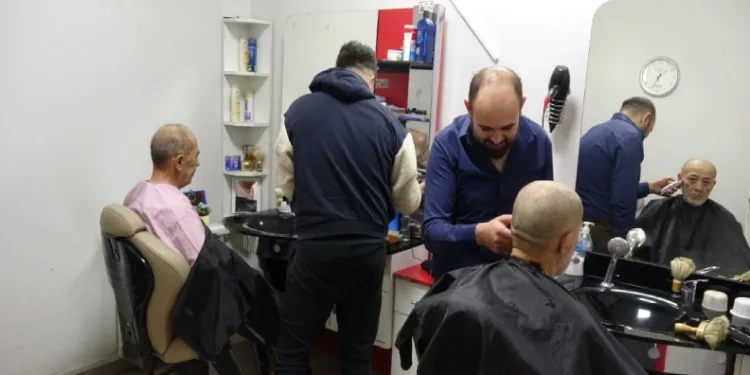 Kuaför ve berberlerden yaşlılara ücretsiz tıraş ve bakım