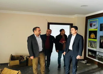 Kaymakam Partal, tadilata alınan kütüphaneyi inceledi