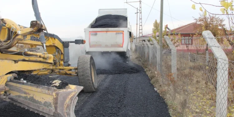 Köy yollarında asfalt çalışmaları sürüyor