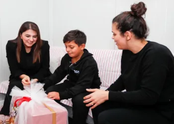 Depremzede çocuk ilk performansıyla mest etti