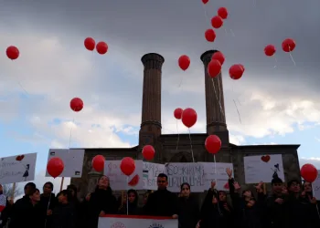 Filistinli çocuklara destek için balon uçurdular