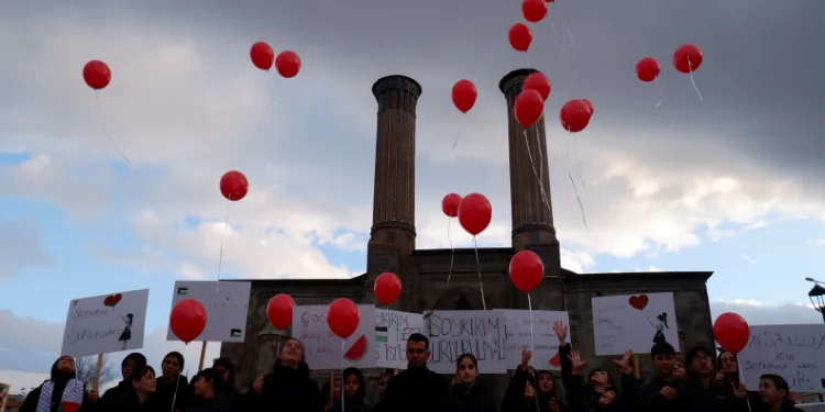 Filistinli çocuklara destek için balon uçurdular