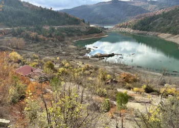 Sular altında kalan köyden kartpostallık görüntü