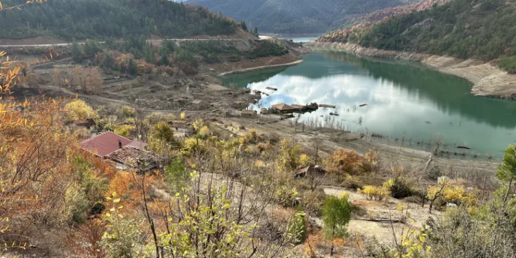Sular altında kalan köyden kartpostallık görüntü