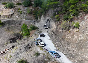 Heyelan sonrası kapanan yolda son