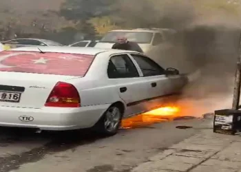 Yanan aracı oto yıkama tabancası ile söndürdüler