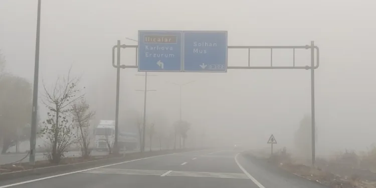 Sis etkili oldu, görüş mesafesi 2 metreye kadar düştü