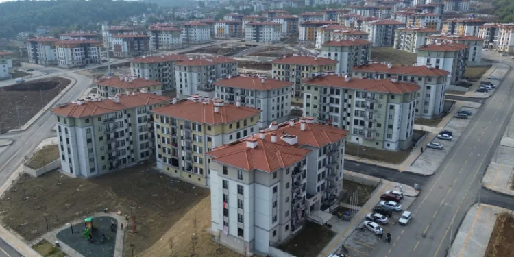 Deprem konutları afetzede ailelere yuva oldu