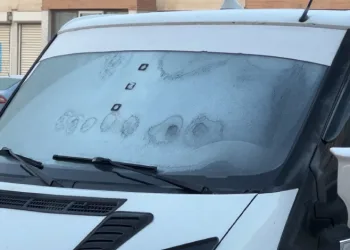 Yüksekova’da araçların camları buz tuttu