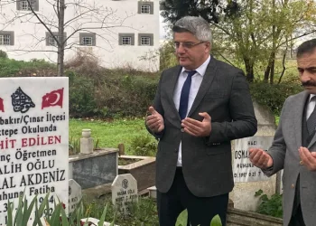Kabri başında anıldı
