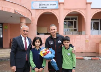 Kabri başında anıldı
