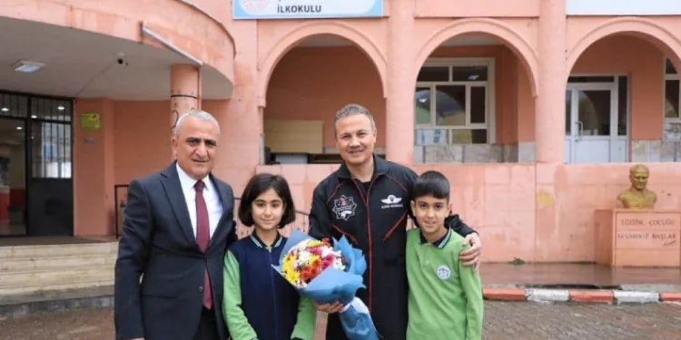 Kabri başında anıldı