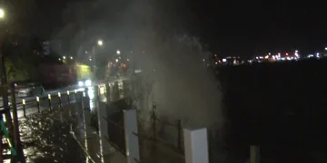 Dev dalgalar kıyıyı dövdü