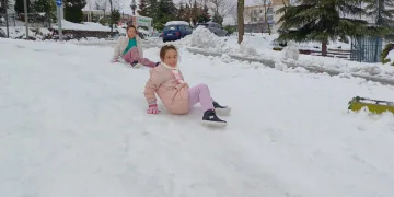 Poşetlerle kayarak kar keyfi