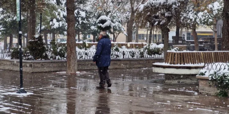 Aksaray’da kar yağışı etkili oluyor