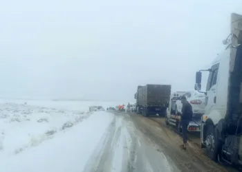 Kar yağışıyla kapanan yol trafiğe açıldı