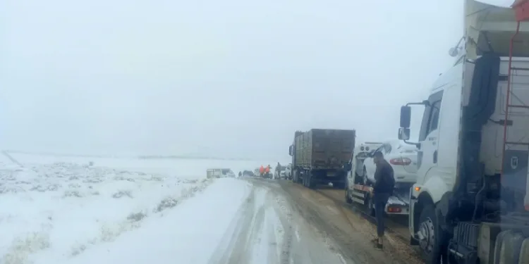 Kar yağışıyla kapanan yol trafiğe açıldı