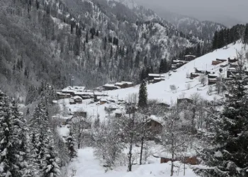 Ayder Yaylası’nda süren kar yağışı