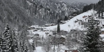 Ayder Yaylası’nda süren kar yağışı