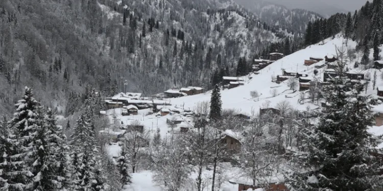 Ayder Yaylası’nda süren kar yağışı