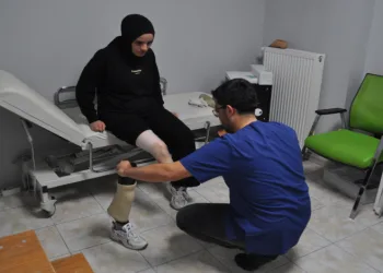 Kırık protezle çalışan anne