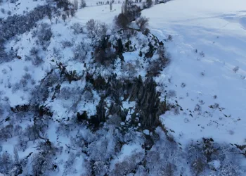Girlevik Şelalesi dondu