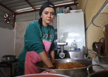 Lavabo açıcısı yüzüne patladı