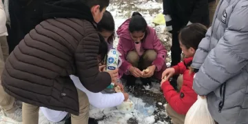 Hayvanlar için doğaya yiyecek bıraktı